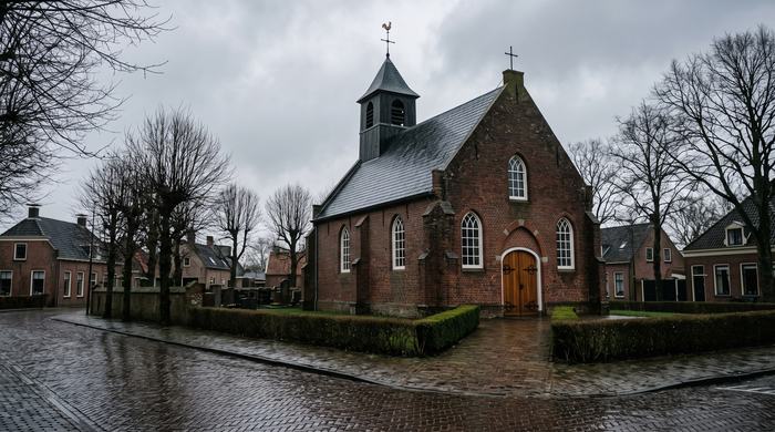 Dorpskerk van rode baksteen